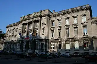 Façade du bâtiment de l'Université place du 20-Août