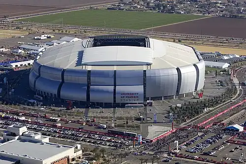 Photo aérienne d'un stade dont le toit est rétractable