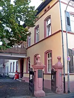 Entrée de l'est, côté parc