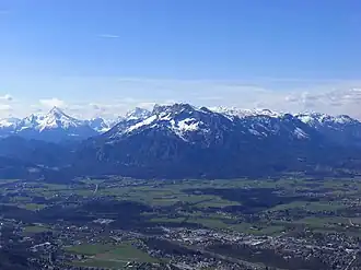 Vue de la face nord du Großer Rauhenkopf. Au fond, au centre, le Watzmann.