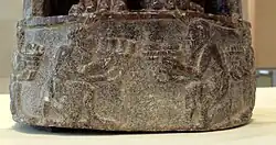 Porteurs d'offrande (base de la statue).