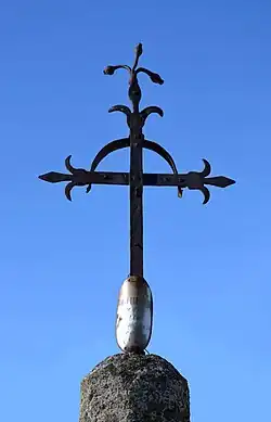 La croix en fer forgé.