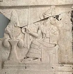 Le dieu Nanna/Sîn sur son trône, tendant les insignes de la royauté au roi Ur-Namma (v. 2112-2095 av. J.-C.). Stèle d'Ur-Namma (détail), Penn Museum.