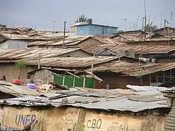 vue en plongée sur des toits en tôles rouillées