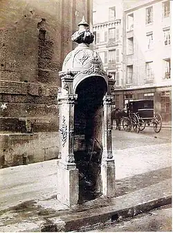 Urinoir (photo de Charles Marville, 1875).