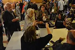 Vote massif de la population durant le référendum en Catalogne non reconnu par l'État.