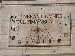 Cadran solaire avec l'inscription en latin Vulnerant omnes, ultima necat.