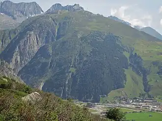 Dans la vallée à droite, la caserne d'Andermatt, à gauche la partie amont des gorges des Schöllenen, au centre les éoliennes de Glütsch sur le site du fort.