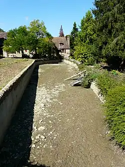 Bief asséché d'un moulin dans le bourg d'Urval.