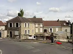 Ambience du village : la rue Jean-Jaurès