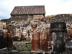 Vestiges du portail méridional de Sourp Astvatsatsin.