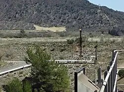 Torchère brûlant les émanations du stockage établi à l’écart de l’usine.