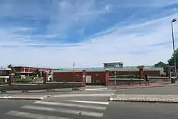 Photographie en couleur d'une plaque de rue.