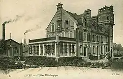 Carte postale en noir et blanc d'une usine