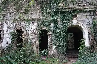 Les vieux thermes en ruine.