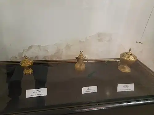 Ustensiles (de droite à gauche : encensoir, aiguière, sucrière) en cuivre jaune d'Oran, du XIXe&nbsp;siècle