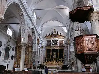 La nef centrale de l'église Saint-Véran