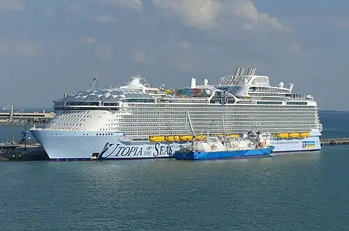 Soutage en GNL au môle d'escale du paquebot Utopia of the Seas avant sa croisière inaugurale, le 25 juin 2024.