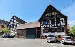 Ferme (1839), 38 place des Sapins (Maison "Schini": pignon avec loggia à deux niveaux).