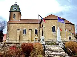 L'église et le monument aux morts.