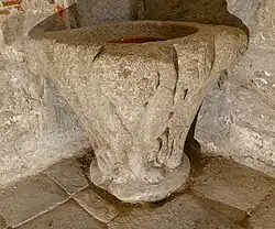 Ancien chapiteau transformé en bénitier.