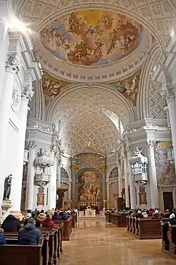 Nef, coupole et chœur.