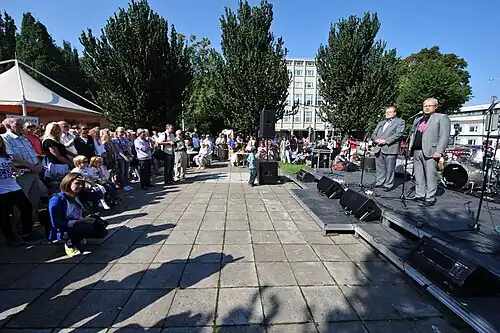 Urmas Paet et Össur Skarphéðinsson inaugurent le marché sur la place d'Islande en 2011.
