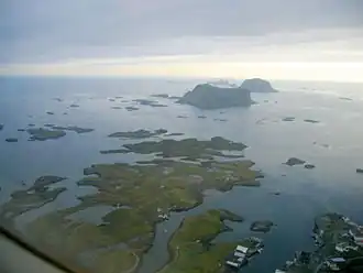 Survol de l'archipel de Røst en avion ; Røstlandet est visible dans la moitié basse de la photographie.