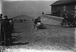 Arrivée au sommet près de l'observatoire d'un véhicule Richard-Barsier, 1906.