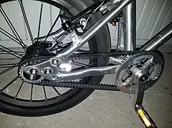 Transmission à courroie sur un vélo enfant.