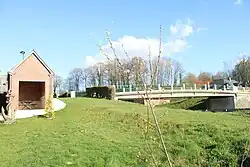 Le pont sur le canal de la Sambre à l'Oise.