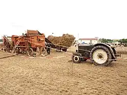 Motorisation de l'ensemble par un Vierzon FV1 (38-44 ch). La grande courroie entraîne directement le batteur, élément demandant le plus d'énergie