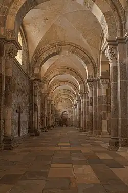 Une des ailes de la nef.