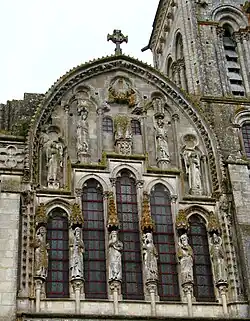 Le pignon (1240–1250), façade occidentale, partie centrale.