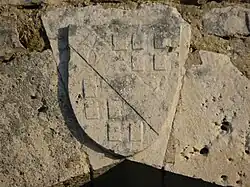 Les armoiries des Templiers au-dessus de l’entrée de l’ermitage Sainte-Cécile.