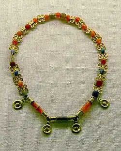 Collier en or et pierres semi-précieuses (cornaline, lapis-lazuli, agate) provenant de la tombe no&nbsp;20.