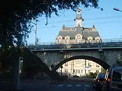 La traversée de Corbeil-Essonnes après la sortie de la gare.