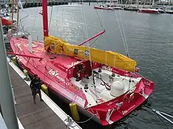 un monocoque rouge, à quai