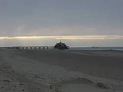 Un restaurant au bord de mer.