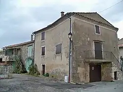 Des maisons en hauteur dans le village.