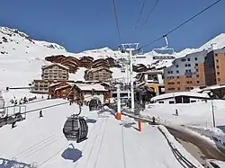 Remontées mécaniques dans la station-village.