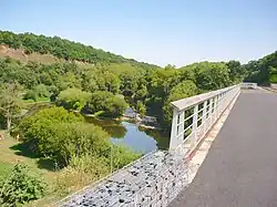 Voie verte de la Suisse normande, passage au-dessus de l'Orne au Val de Maizet, dans le Calvados.