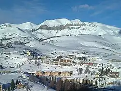 Vue du sud-ouest avec le massif du Mont-Mounier (2&nbsp;817&nbsp;mètres)
