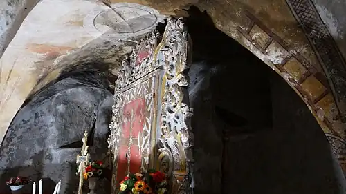 Crypte centrale, retable de l'autel de la Sainte Croix  et peintures murales