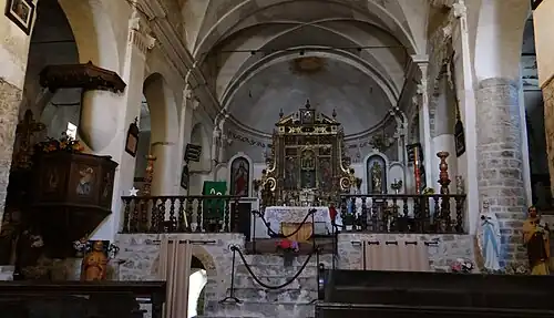 Le chœur au-dessus de la crypte centrale