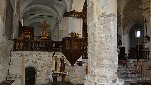 L'absidiole nord et entrée dans la partie de la crypte située sous cette absidiole