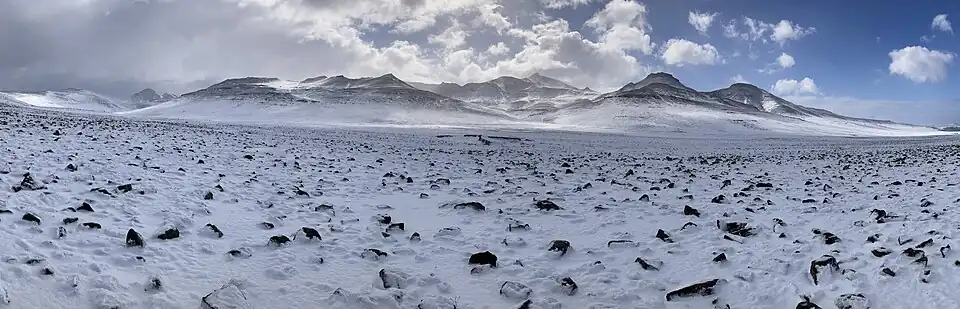 Vue de la vallée Phonolithe, sur la Presqu'île de Ronarc'h, depuis les pentes de la Tête d'Homme