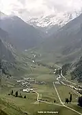 Vue depuis l'ouest de la vallée du Doron de Champagny avec le village de Champagny le Haut et au dernier plan les glaciers de la Grande Casse et de la Grande Motte.