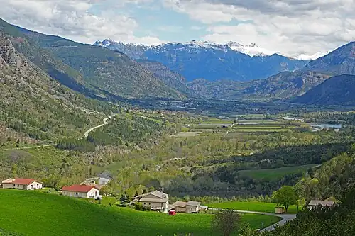 Vallée de la Durance entre Remollon et Espinasses au fond le massif du Parpaillon.