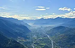 Vue de la vallée du Rhône entourée des Alpes.